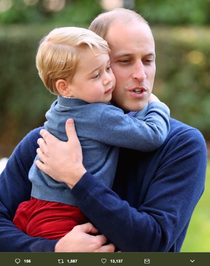 ジョージ王子を抱くウィリアム王子（画像は『Kensington Palace 2017年6月18日付Twitter「Happy Father's Day.」』のスクリーンショット）