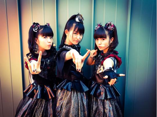 『KISW Pain In The Grass 2017』に出演したBABYMETAL（画像は『BABYMETAL 2017年6月25日付Instagram「Thanks ＠999KISW ＃Pain2017！」』のスクリーンショット）