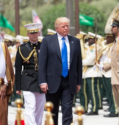 珍語「covfefe」に人々が沸いた！（画像は『President Donald J. Trump 2017年5月21日付Instagram「President Donald Trump is escorted by King Salman bin Abdulaziz Al-Saud of Saudi Arabia during the arrival ceremonies」』のスクリーンショット）