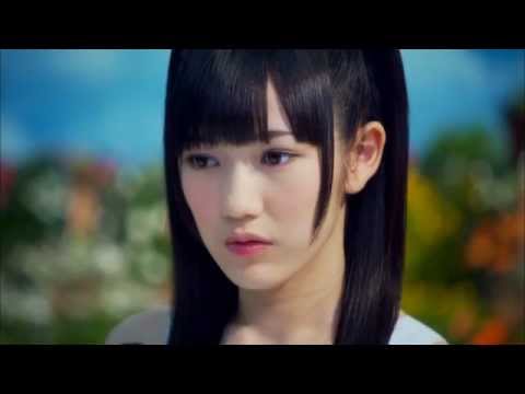 まゆゆ、黒髪復活なるか!?（画像は『WarotaOfficial 2012年5月23日公開 YouTube「渡り廊下走り隊7/へたっぴウィンク【公式】」』のサムネイル）