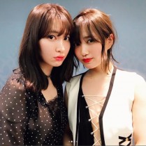 【エンタがビタミン♪】小嶋陽菜がスカートめくり　加藤玲奈とのおしゃれショットが「じわる」