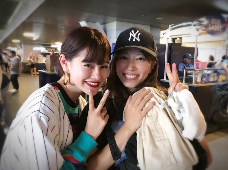 emmaと里田まい（画像は『里田まい 2017年6月26日付Instagram「＠okss2121ちゃんとヤンキースタジアムで！」』のスクリーンショット）