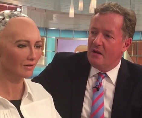 「すごく変だ」とピアーズ・モーガン（画像は『Piers Morgan 2017年6月21日付Instagram「Weird... very, very weird.＠gmb」』のスクリーンショット）