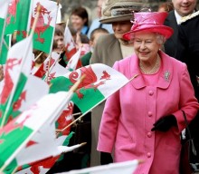 【イタすぎるセレブ達】英エリザベス女王が“ド派手カラー”の衣装を選ぶワケ