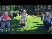 【海外発！Breaking News】92歳おばあちゃん、孫の結婚式でフラワーガールに（米）＜動画あり＞