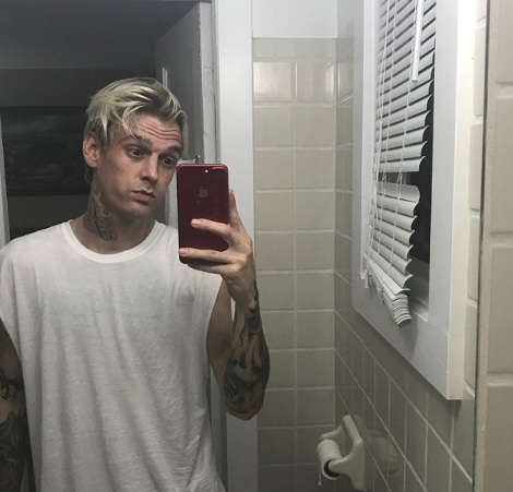 ドラッグ依存を疑う声もあったアーロン・カーター（画像は『Aaron Carter　2017年7月8日付Twitter「My face when people make dumb comments about my looks.』のスクリーンショット）