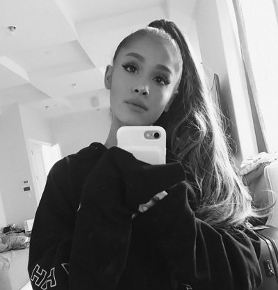 アリアナ・グランデ「あなたを想ってる」（画像は『Ariana Grande　2017年6月25日付Instagram「hi」』のスクリーンショット）