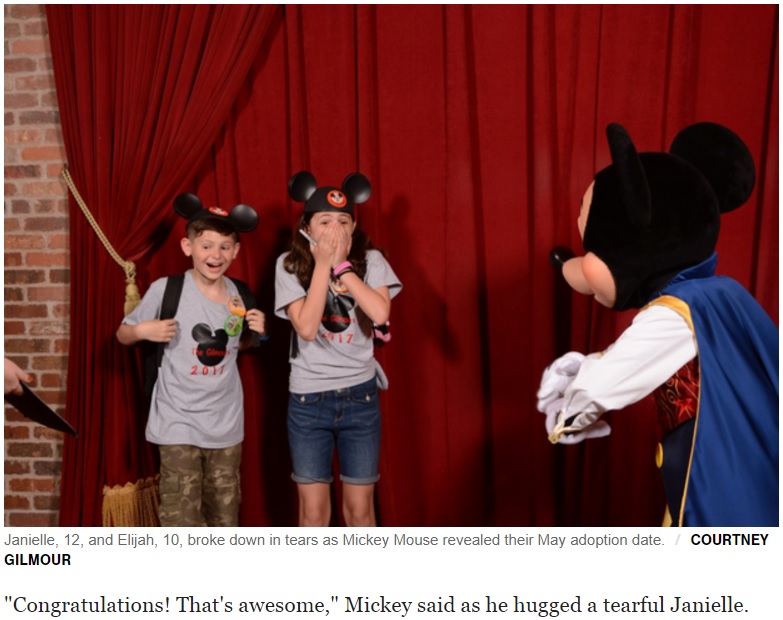 ミッキーマウスからサプライズを受けた姉と弟（画像は『CBS News　2017年7月20日付「Mickey Mouse helps parents surprise foster kids with adoption news」』のスクリーンショット）