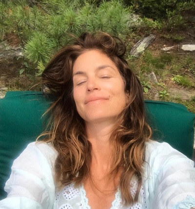 素肌には自信あり！（画像は『Cindy Crawford　2017年7月29日付Instagram「Feelin' that summer breeze...」』のスクリーンショット）