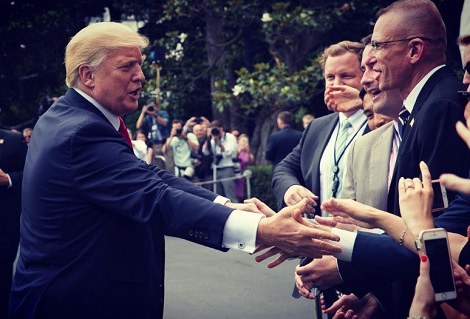 トランプ大統領の暴走に、支持者はどう出る？（画像は『President Donald J. Trump 2017年6月17日付Instagram「President Donald J. Trump is greeted back to the White House, following his afternoon trip to Miami, Fla., by staff and White House visitors, Friday, June 16, 2017, in Washington, D.C.」』のスクリーンショット）