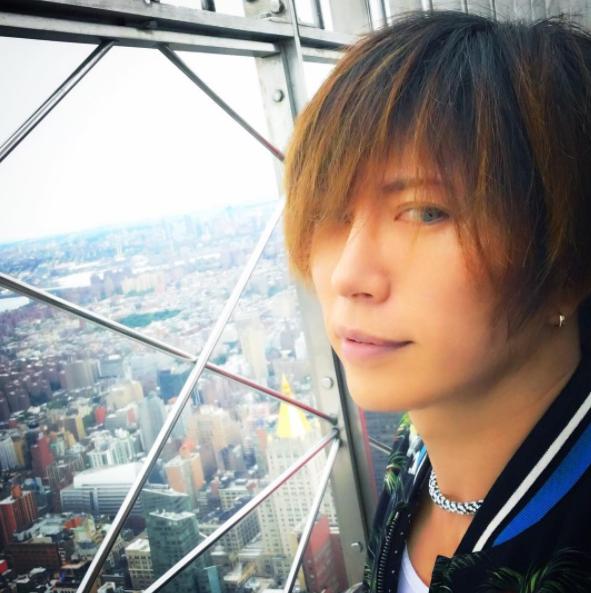 摩天楼でもの思うGACKT（画像は『GACKT　2017年7月25日付Instagram「ニューヨークエンパイアビルで彼氏とデートなうで使っていいよ。」』のスクリーンショット）