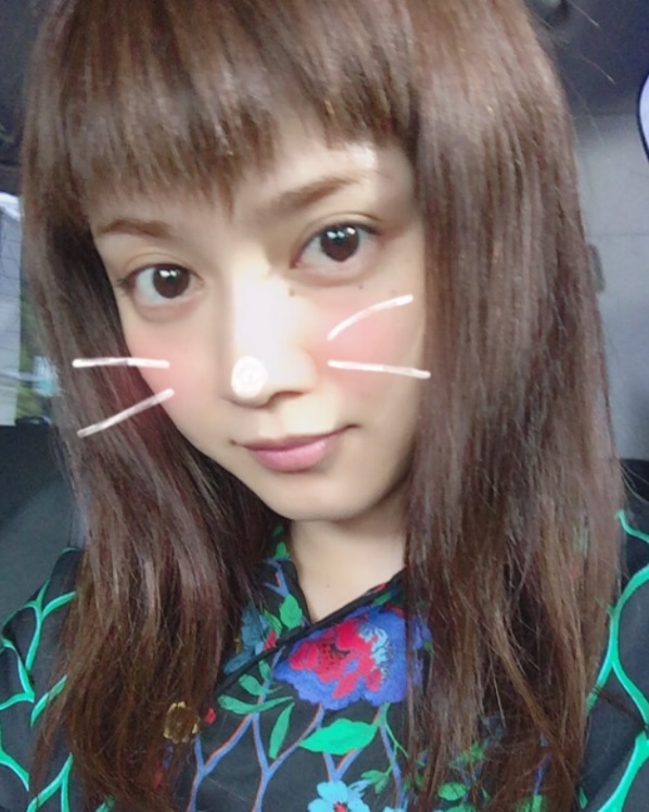 「若くなった！」の声も（画像は『平愛梨オフィシャル　2017年7月24日付Instagram「前髪切っちゃった」』のスクリーンショット）