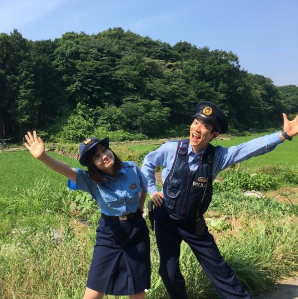 橋本環奈と横山だいすけ（画像は『【公式】警視庁いきもの係　2017年7月27日付Instagram「愉快なお巡りさんたち」』のスクリーンショット）