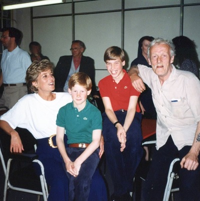 楽しかった子供時代（画像は『Kensington Palace　2016年5月14日付Instagram「The Duke first went to The Passage in 1993 when his mother, The Princess of Wales, took him for a private visit to see the work of the homeless charity.」』のスクリーンショット）