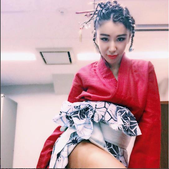 楽屋での鈴木紗理奈（画像は『SARINA_MUNEHIRO　2017年7月3日付Instagram「＃japanese ＃matsuri」』のスクリーンショット）