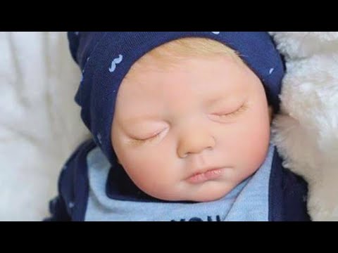 リボーンドールを見て父親は…（画像は『Inside Edition　2017年8月7日公開 YouTube「Dad Breaks Down in Tears Over Replica Doll of Stillborn Baby」』のサムネイル）