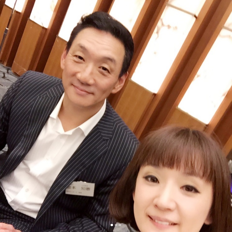 金本監督と千秋（画像は『千秋　2017年8月26日付Instagram「＃金本監督 ＃6虎会 撮る瞬間、にっこりしてくれたアニキ。」』のスクリーンショット）