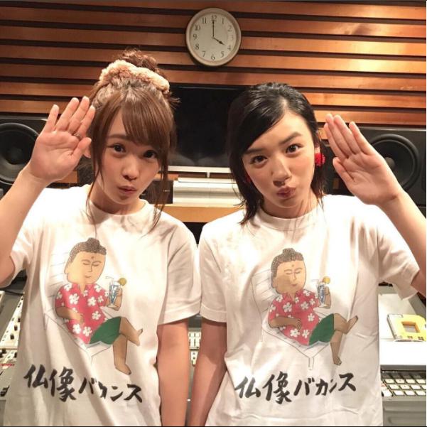 “仏像バカンス”Tシャツを着た川栄李奈と永野芽郁（画像は『【火9ドラマ『僕たちがやりました』公式】　2017年8月27日付Instagram「芽郁ちゃんパーソナリティの「GIRLS LOCKS!」に川栄ちゃんがゲストとして出演！」』のスクリーンショット）