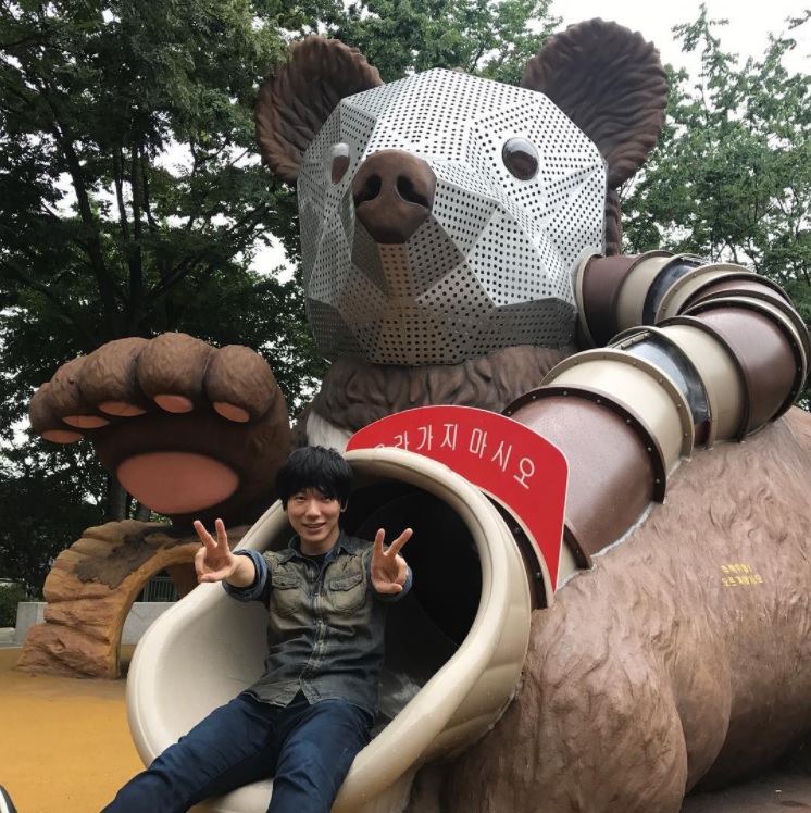 韓国を訪問中の古市憲寿氏（画像は『古市憲寿　2017年8月14日付Instagram「Guess where I am! ＃公園の中に巨大熊ちゃん」』のスクリーンショット）