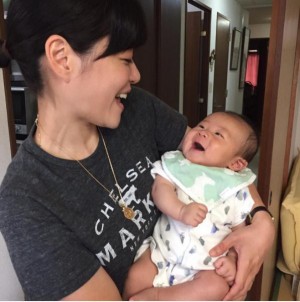 【エンタがビタミン♪】上野樹里“従姉妹のbaby”を抱っこ　互いの笑顔に「可愛いが大渋滞」の声