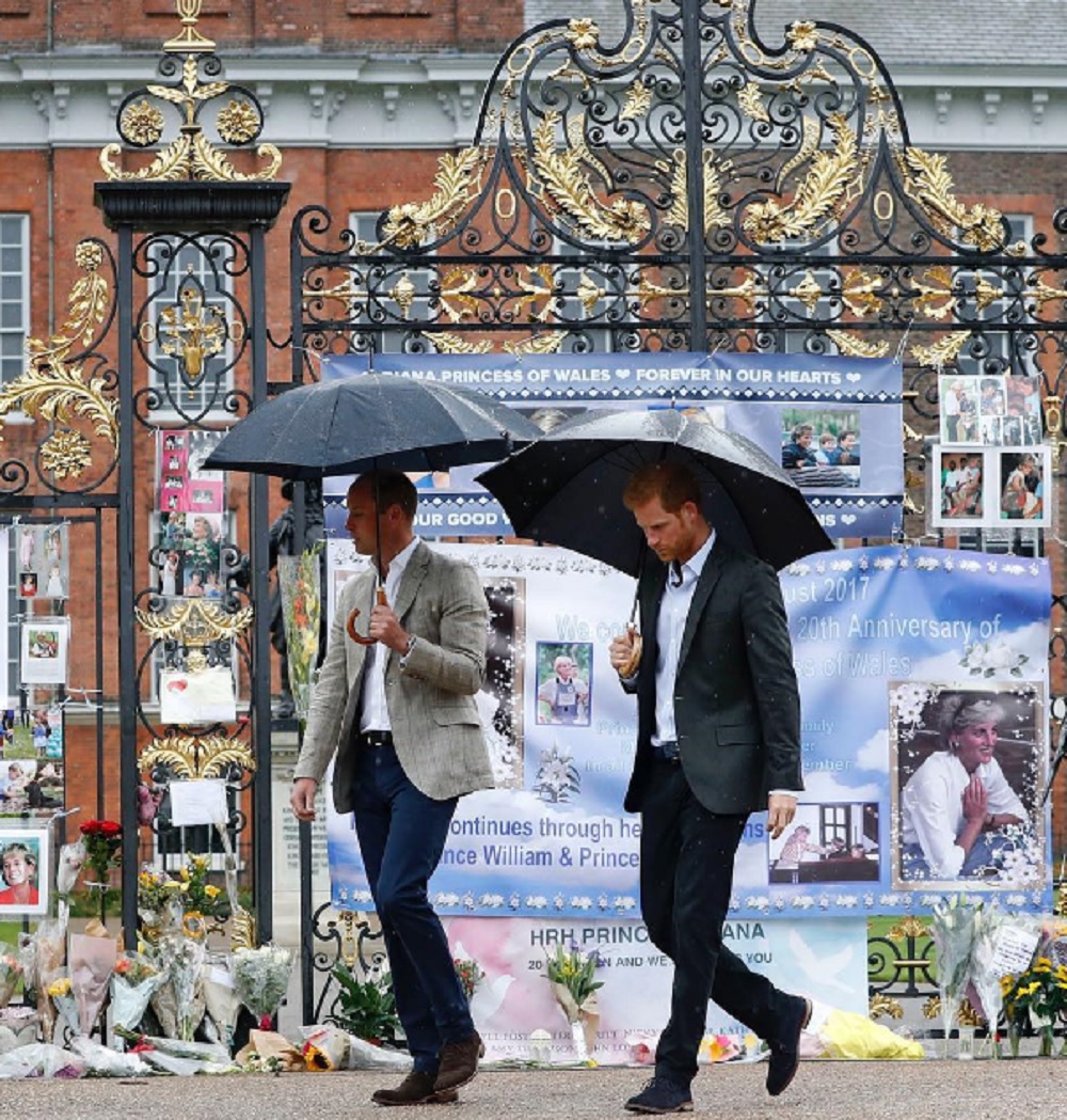 兄弟は悲しみを新たに…（画像は『Kensington Palace　2017年8月31日付Instagram「The Duke and Prince Harry are grateful for the many flowers, letters and messages they have received about their mother and wanted to say thank you to those who made the journey to Kensington Palace. PA」』のスクリーンショット）