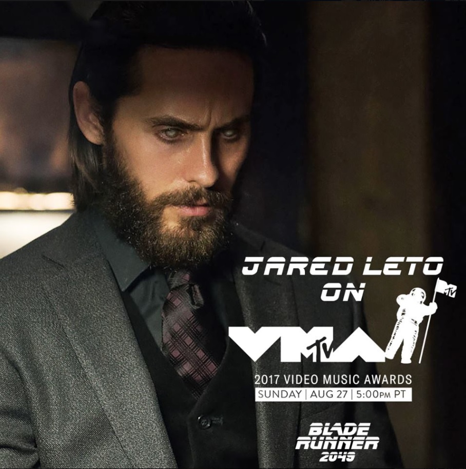 監督も「カメラテストに来た彼に涙した」（画像は『Blade Runner 2049　2017年8月27日付Facebook「Witness Jared Leto perform at the MTV ＃VMAs and don’t miss the two new ＃BladeRunner2049 spots in-show.」』のスクリーンショット）