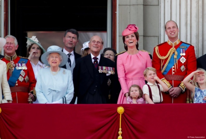 新しく加わるロイヤルベビーはどんな名前に？（画像は『Kensington Palace 2017年6月18日付Twitter「The Queen and members of The Royal Family gather on the balcony of Buckingham Palace to watch the Royal Air Force Red Arrow display.』のスクリーンショット）