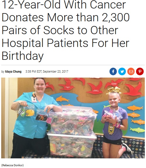 入院患者に大量の靴下をプレゼントした少女（画像は『Inside Edition　2017年9月23日付「12-Year-Old With Cancer Donates More than 2,300 Pairs of Socks to Other Hospital Patients For Her Birthday」』のスクリーンショット）