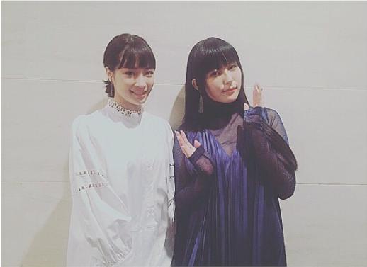 広瀬すずとDAOKO（画像は『広瀬すず　2017年8月30日付Instagram「打ち上げ花火　大ヒット御礼舞台挨拶に参加させて頂きました」』のスクリーンショット）