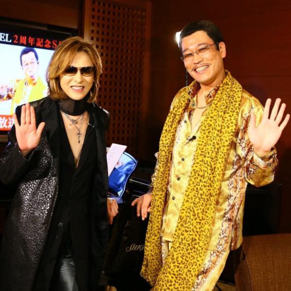 YOSHIKIとピコ太郎（画像は『ピコ太郎（PIKOTARO）　2017年9月4日付Instagram「＃ピコ太郎 ＃PPAP」』のスクリーンショット）