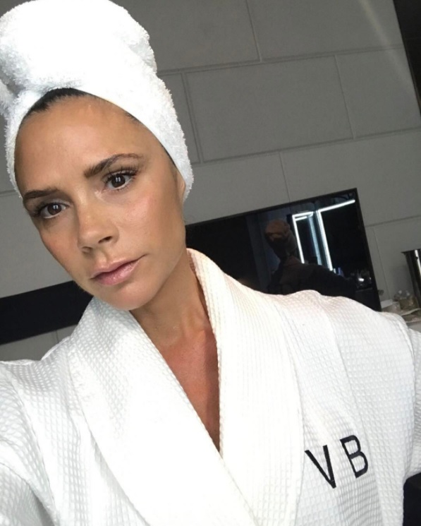 「スッピン風ヌードメイク」が素敵（画像は『Victoria Beckham　2017年9月4日付Instagram「The next in my Beauty Series is out tomorrow - I'll show you from start to finish my formula for perfect, glowing skin x VB ＃VBxEsteeLauder」』のスクリーンショット）