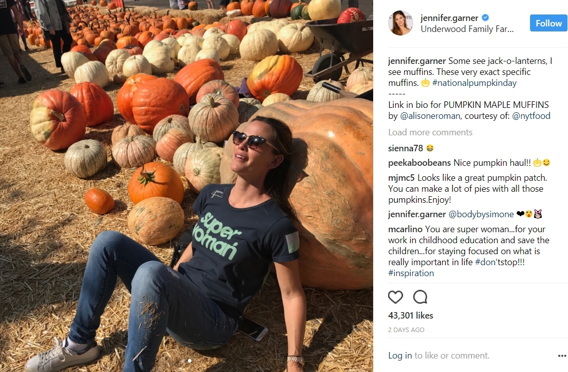 巨大カボチャに寄りかかり、休憩中のジェニファー（画像は『Jennifer Garner　2017年10月26日付Instagram「Some see jack-o-lanterns, I see muffins.」』のスクリーンショット）