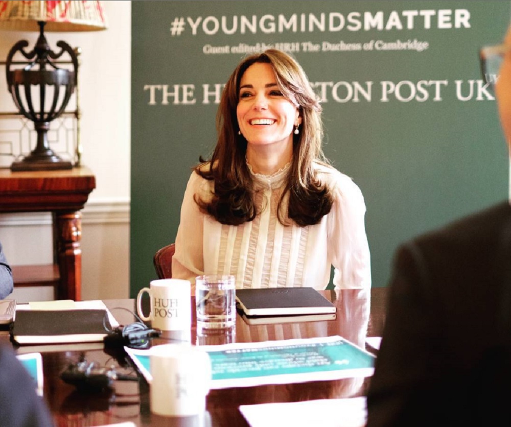 キャサリン妃がサインをしないワケは？（画像は『Kensington Palace　2016年2月17日付Instagram「The Duchess of Cambridge discuss content for ＃YoungMindsMatter articles with children's mental health charity representatives and ＠huffpostuk reporters as she guest edits today's edition of Huffington Post UK」』のスクリーンショット）