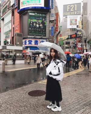 【エンタがビタミン♪】小嶋陽菜　渋谷での私服ショットに驚く声「オーラ消してるんや！」