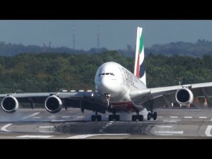 【海外発！Breaking News】強風に煽られるなか無事着陸　エミレーツ航空のパイロットに「神業」の声＜動画あり＞