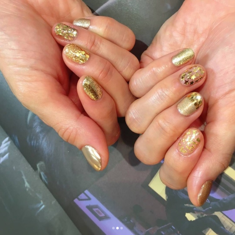 山田優、ネイルを全てゴールドに（画像は『山田優　2017年10月12日付Instagram「New nail Gold gold gold☆」』のスクリーンショット）