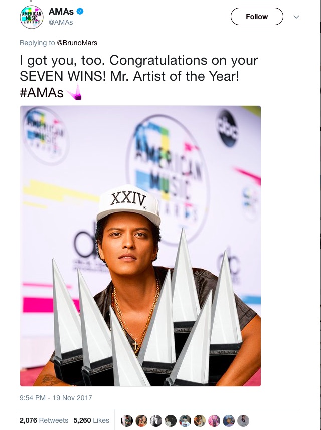 ブルーノ・マーズ、7冠を手にドヤ顔!?（画像は『AMAs　2017年11月19日付Twitter「I got you, too. Congratulations on your SEVEN WINS!」』のスクリーンショット）