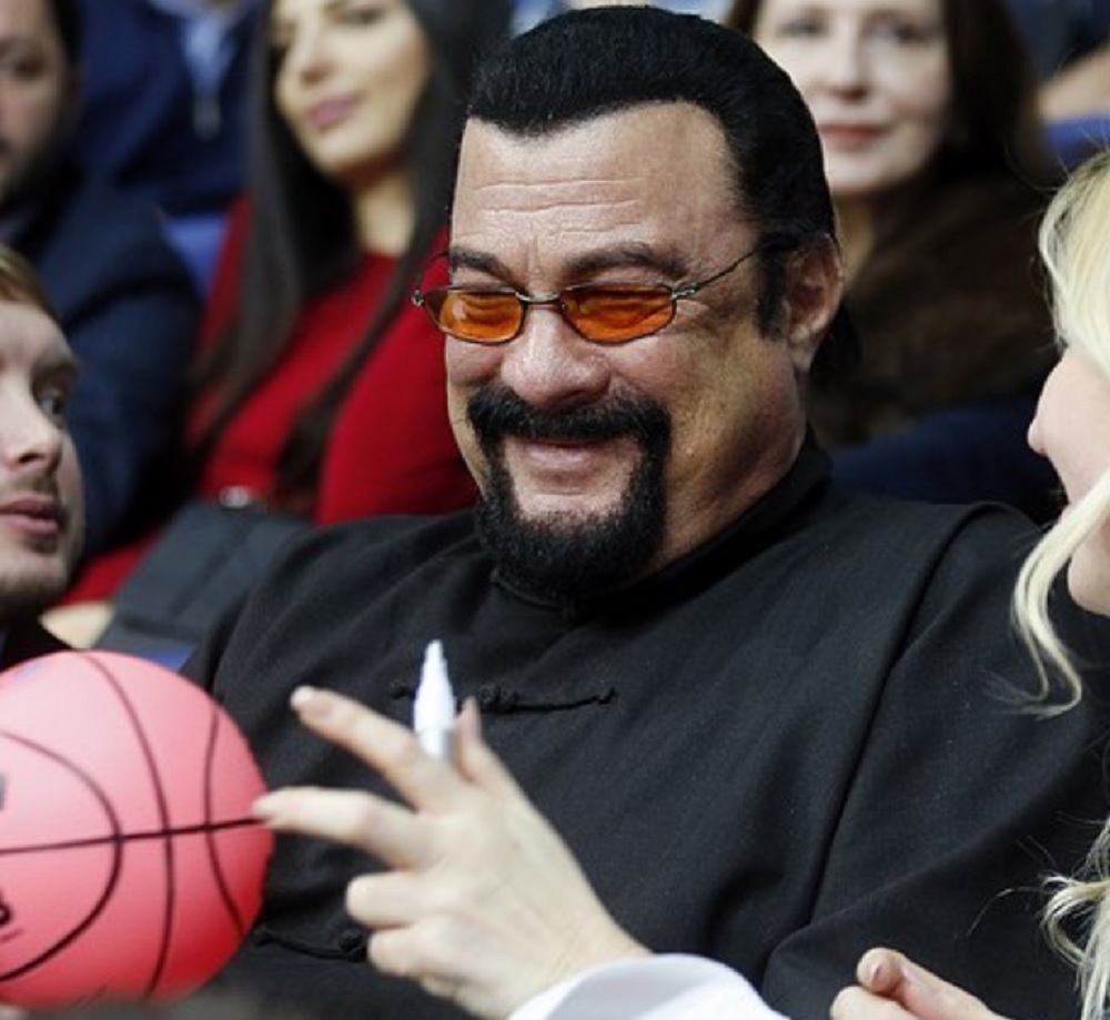 スティーヴン・セガール、他の女優にもセクハラか（画像は『Steven Seagal Official　2016年12月18日付Instagram「Basketball day in Moscow」』のスクリーンショット）