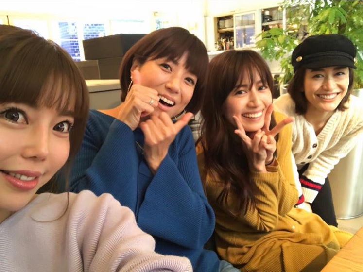 住谷杏奈、hitomi、東原亜希、神山まりあ（画像は『Aki　2017年11月9日付Instagram「こんな会もあったり」』のスクリーンショット）