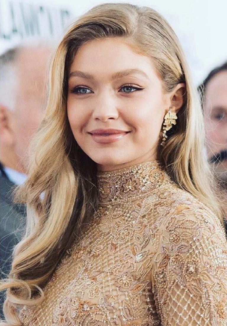 ジジ・ハディッド「来年こそは…」（画像は『Gigi Hadid　2017年11月15日付Instagram「Beaming with pride to share the stage with such incredibly inspiring women last night!」』のスクリーンショット）