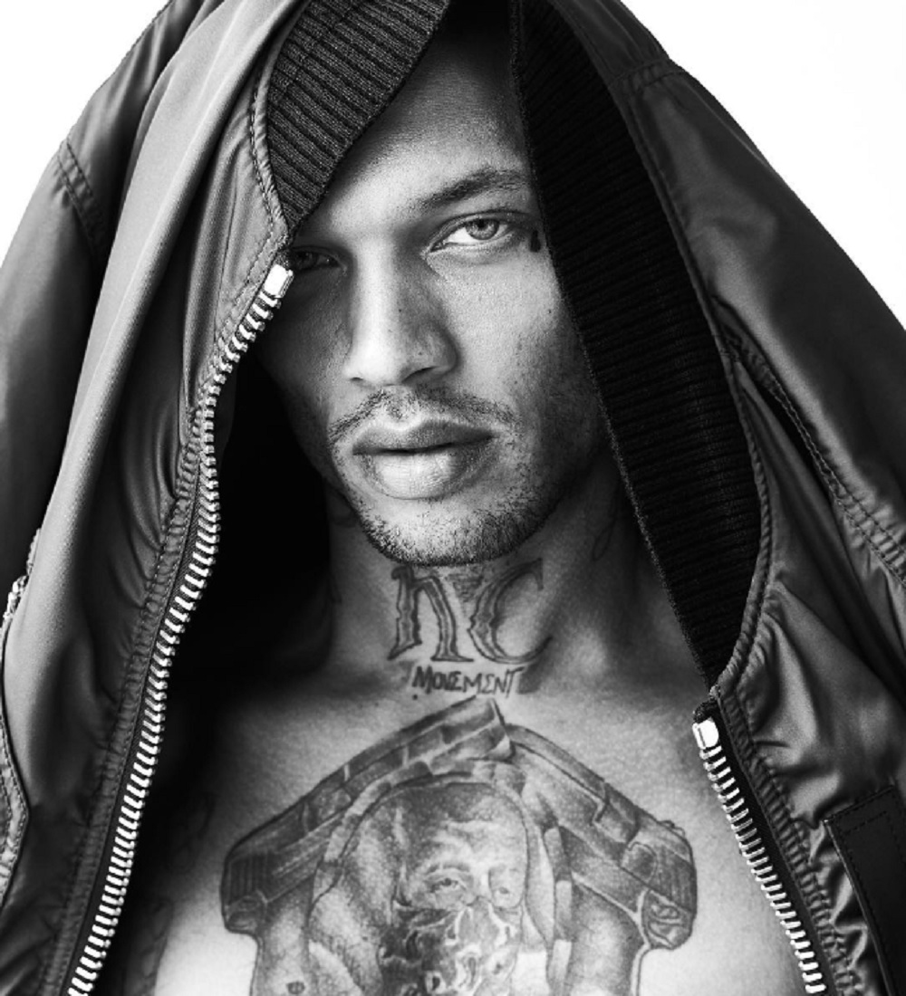 ジェレミーに非難の声続出（画像は『JEREMY MEEKS　2017年9月23日付Instagram「New editorial ＠varonmagazine」』のスクリーンショット）