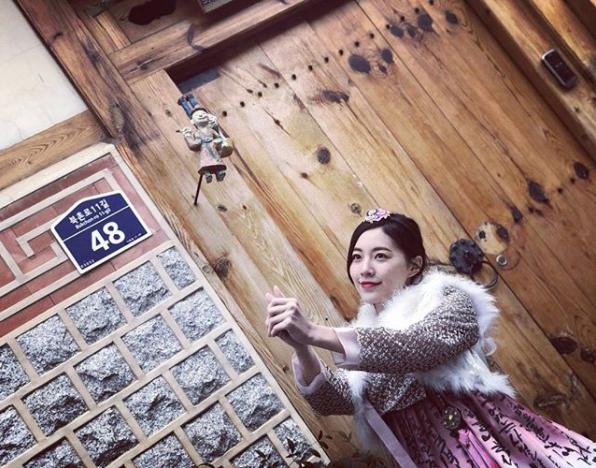 韓服で『恋チュン』を踊る松井珠理奈（画像は『松井珠理奈　2017年11月20日付Instagram「インスタ映え100枚チャレンジ48枚目!!」』のスクリーンショット）