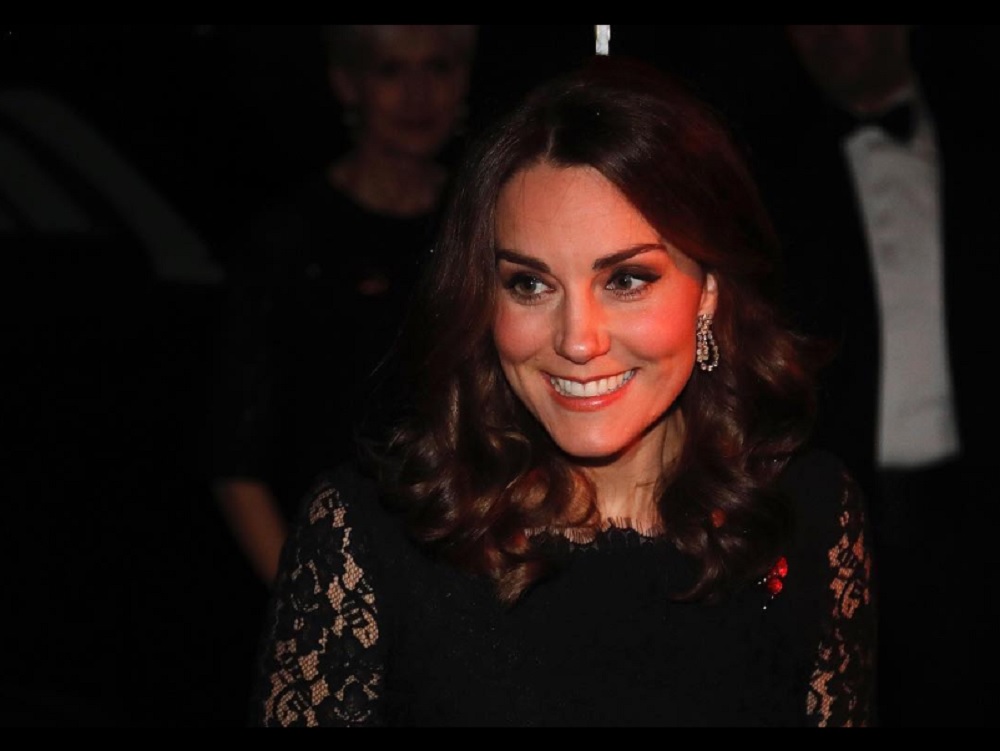 キャサリン妃、メディアのマイクに喜び語る（画像は『Kensington Palace　2017年11月8日付Instagram「This evening The Duchess of Cambridge, Patron of the Anna Freud National Centre for Children and Families （AFNCCF） attended the charity’s Gala Dinner held at the Orangery in Kensington Palace.（PA）」』のスクリーンショット）