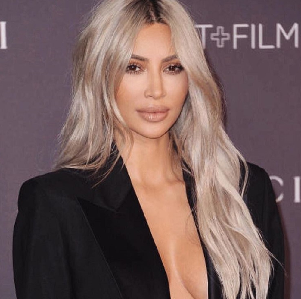 キム・カーダシアン、子供たちに代理母出産を説明できず（画像は『Kim Kardashian West　2017年11月16日付Instagram「Love this glam using」』のスクリーンショット）