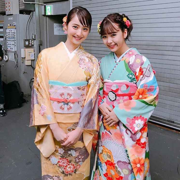 佐々木希と藤田ニコル（画像は『佐々木希　2017年11月22日付Instagram「洋服の青山さんのお正月のCM、今回はニコルちゃんも加わりました」』のスクリーンショット）