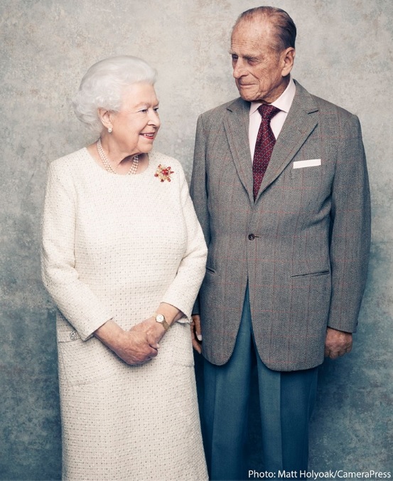 結婚から70年のご夫妻（画像は『The Royal Family　2017年11月20日付Facebook「To celebrate the 70th Wedding Anniversary of The Queen and The Duke of Edinburgh, this new photograph has been released worldwide.」（Photo: Matt Holyoak/CameraPress）』のスクリーンショット）