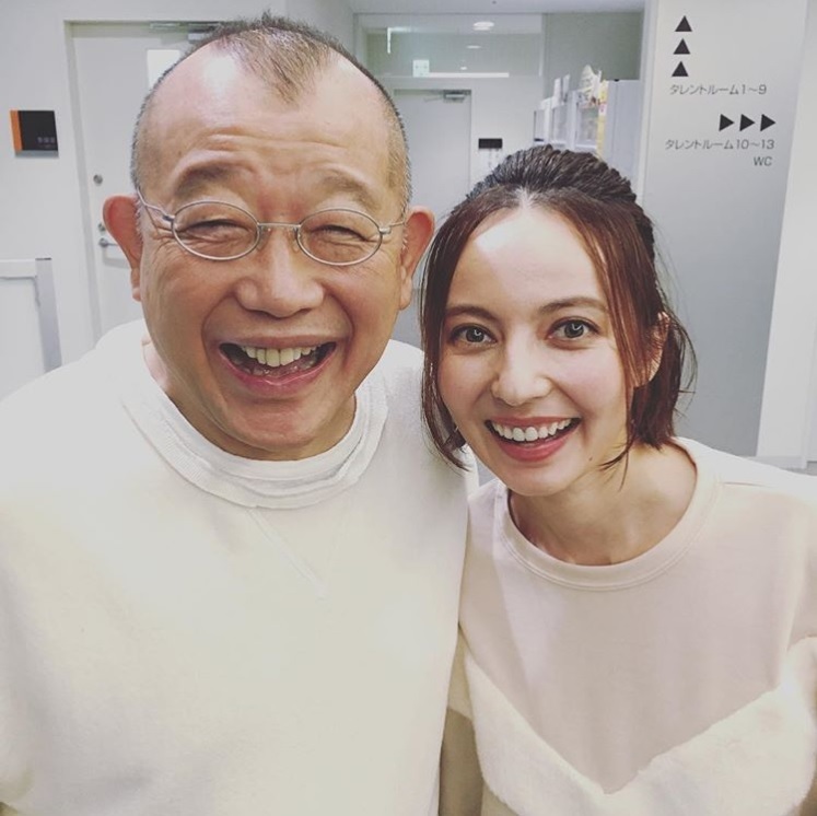 笑福亭鶴瓶とベッキー（画像は『笑福亭鶴瓶　2017年11月7日付Instagram「ベッキーとテレビ東京」』のスクリーンショット）