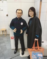 【エンタがビタミン♪】石田ゆり子が“岡本太郎人形”と2ショット　「リアル過ぎて怖い」の声も