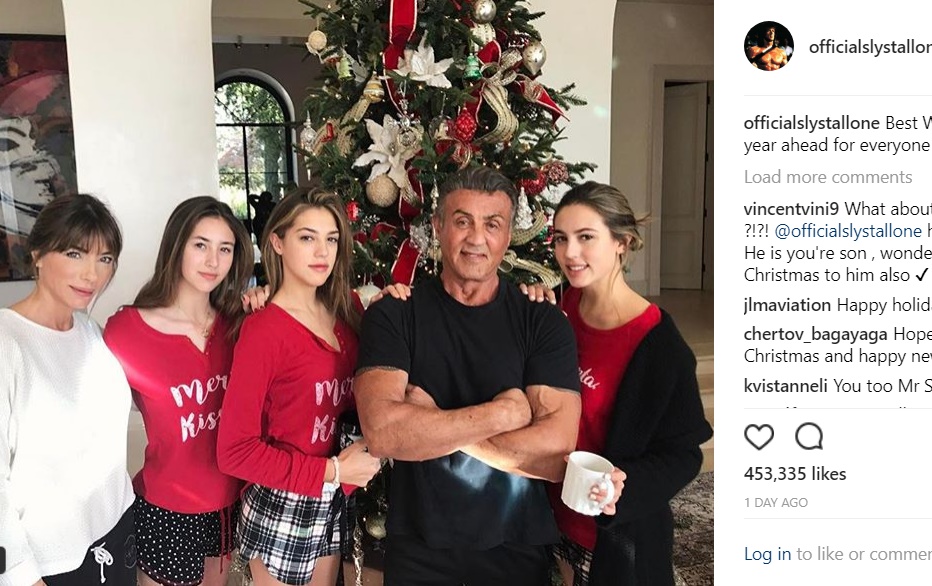 シルヴェスター・スタローン、家族円満をアピール（画像は『Sly Stallone　2017年12月26日付Instagram「Best Wishes for a great year ahead for everyone！」』のスクリーンショット）