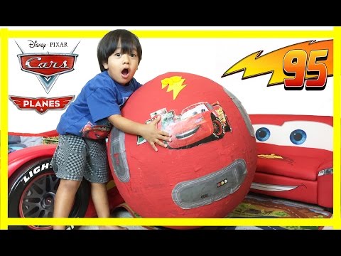 “億万長者のYouTuber”になった6歳児（画像は『Ryan ToysReview　2015年7月1日公開YouTube「100+ cars toys GIANT EGG SURPRISE OPENING Disney Pixar Lightning McQueen kids video Ryan ToysReview」』のサムネイル）